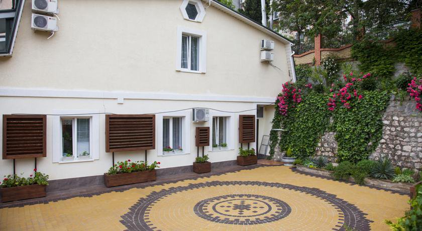 Гостевой дом Floral Courtyard Ялта-20