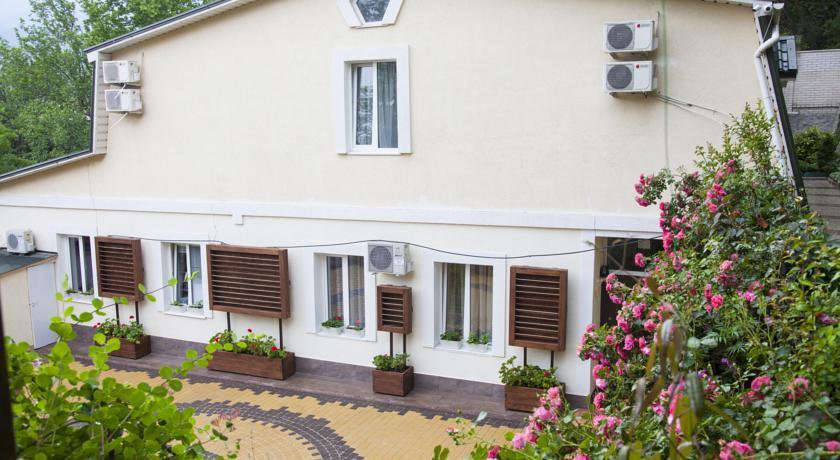 Гостевой дом Floral Courtyard Ялта-24