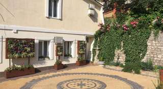 Гостевой дом Floral Courtyard Ялта-0