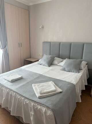 Гостевой дом Floral Courtyard Ялта Классический четырехместный номер-2