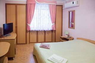 Гостевой дом Floral Courtyard Ялта Двухместный номер с 1 кроватью или 2 отдельными кроватями-1