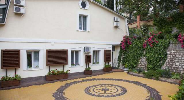 Гостевой дом Floral Courtyard Ялта-19