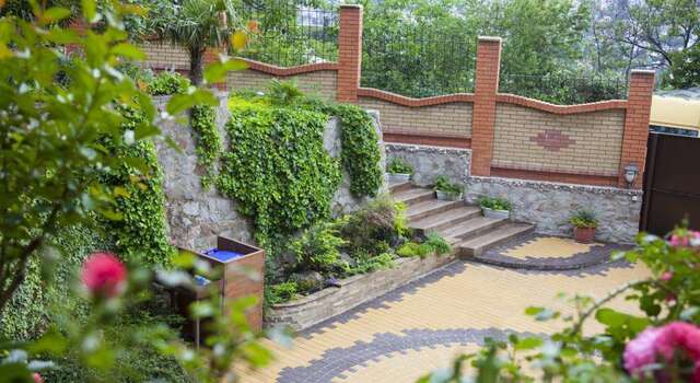 Гостевой дом Floral Courtyard Ялта-29